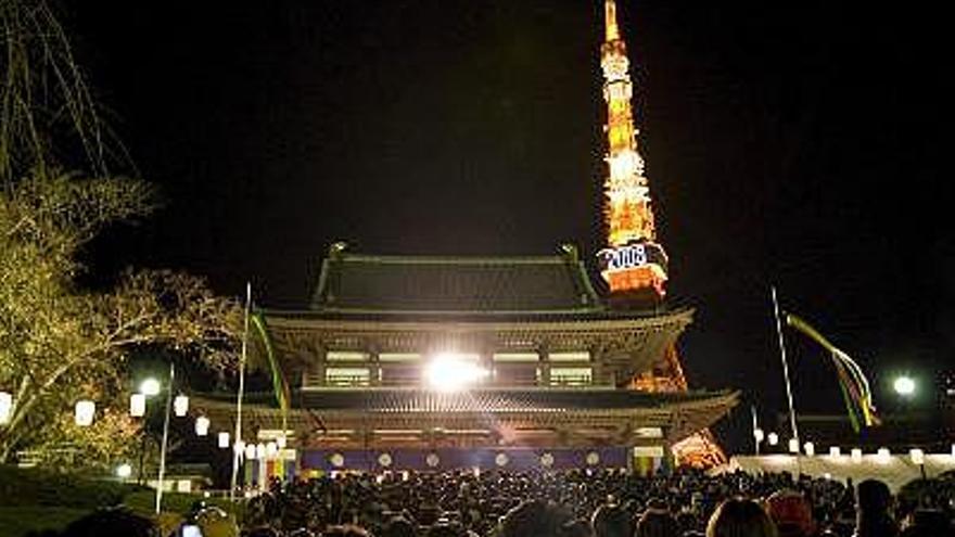 Al fondo se ve la Torre de Tokio.