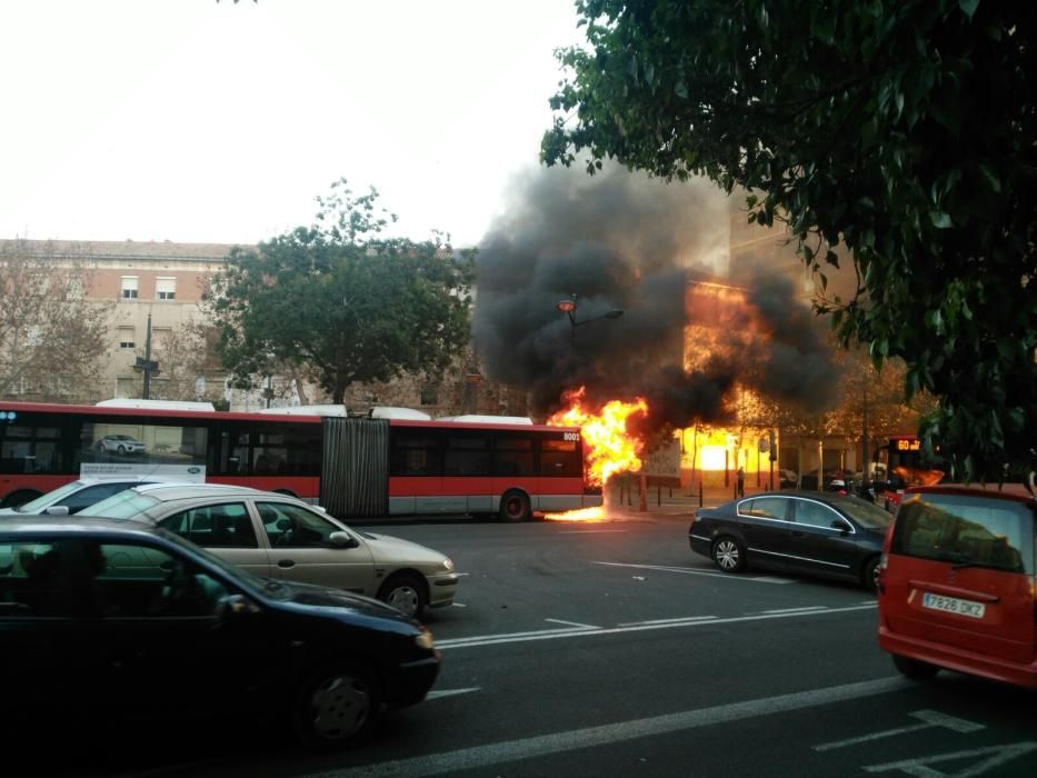 Un autobús de la EMT se incendia en Valencia