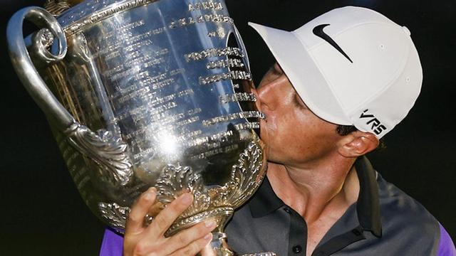 Rory McIlroy besa el trofeo que lo acredita como vencedor del Campeonato de la PGA, en el Club de Golf de Valhalla