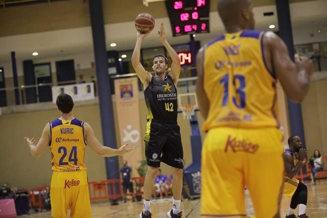 03/09/2016.Partido de baloncesto amistoso entre el Iberostar Tenerife y el Herbalife Gran Canaria..Pabellón Tenerife Top Training