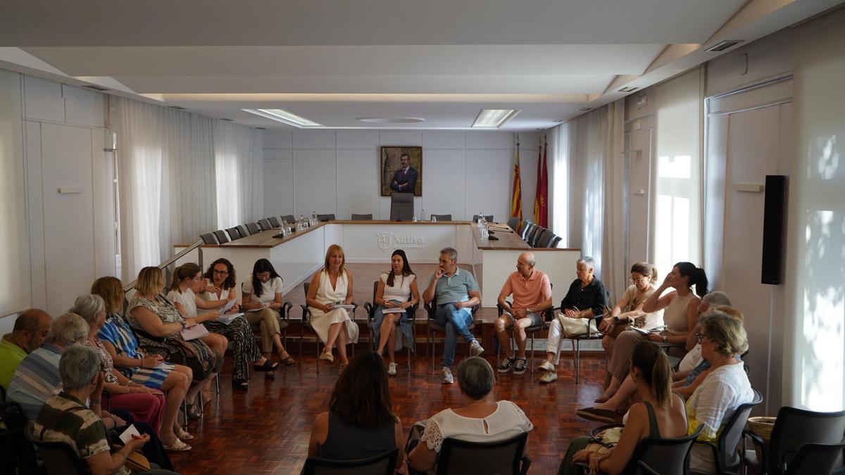 Asistentes a la reunión del Consejo de Acción y Políticas Sociales (CAPS) de Xàtiva.