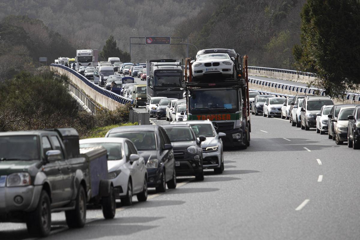 Accidente múltiple en la AP-52 con más de una decena de coches implicados