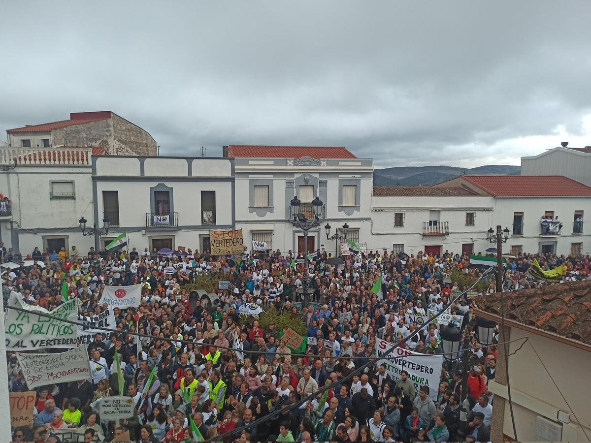 Manifestación  en Salvatierra de los Barros, en contra de la instalación del vertedero.