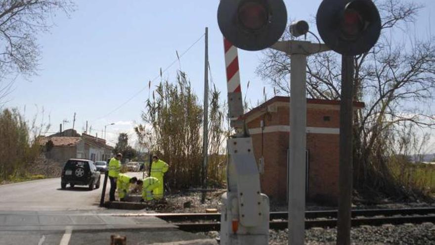 Media docena de viviendas se sitúan en el entorno de las vías, que no tienen vallas ni paso peatonal.