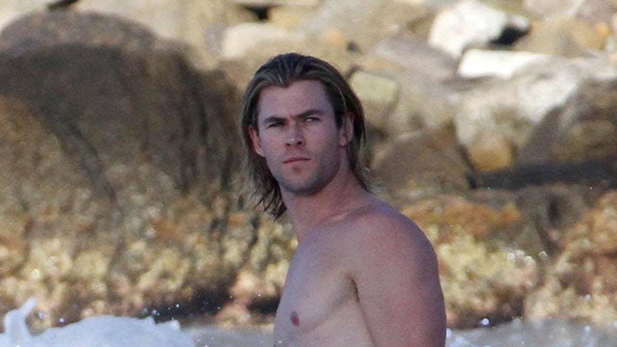 Chris Hemsworth presumiendo de músculos en la playa