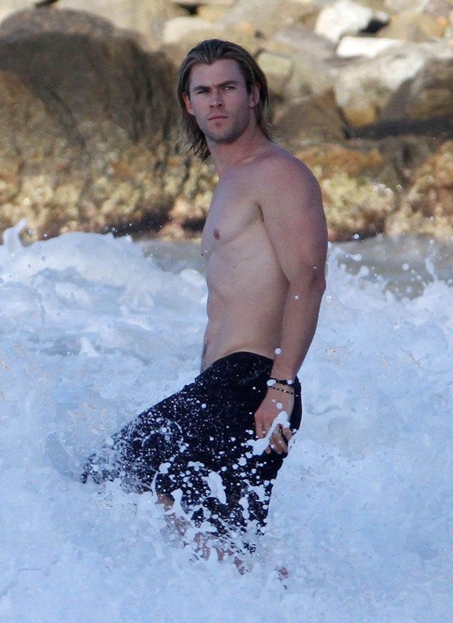 Chris Hemsworth presumiendo de músculos en la playa
