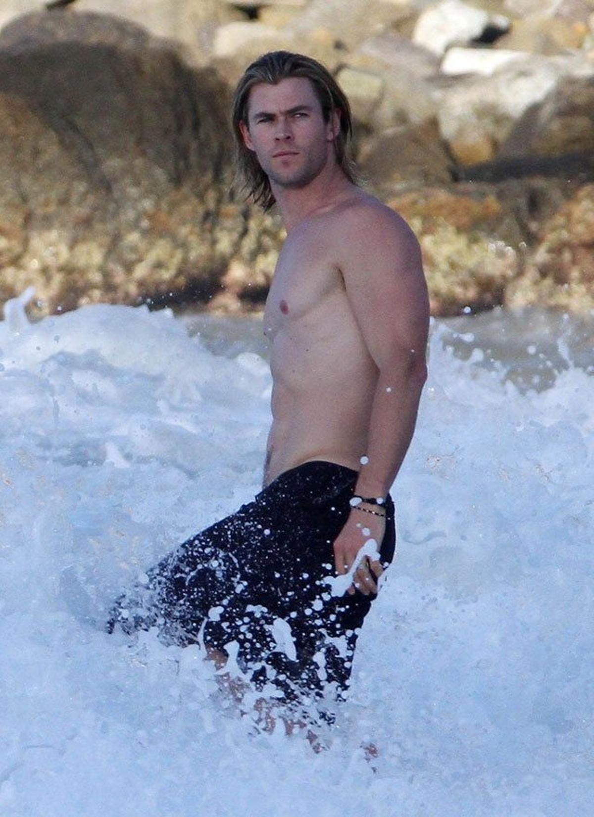 Chris Hemsworth presumiendo de músculos en la playa