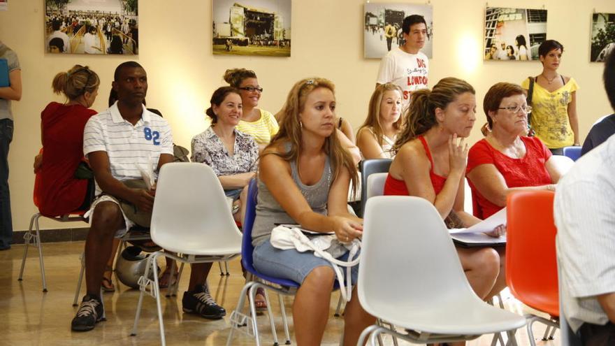 Alumnos esperan su turno en la fase de llamamientos de la UMU.