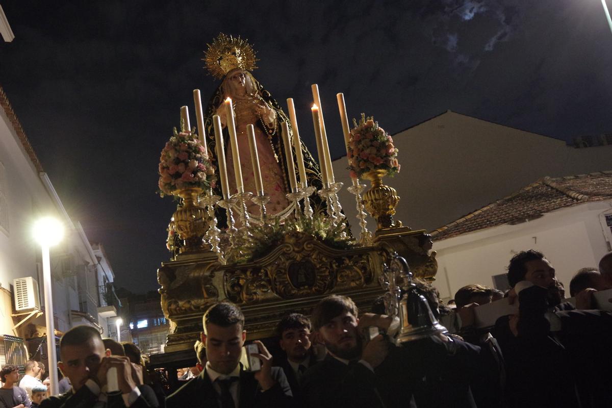 Rosario vespertino de la Virgen de los Dolores de Puerto de la Torre, en imágenes