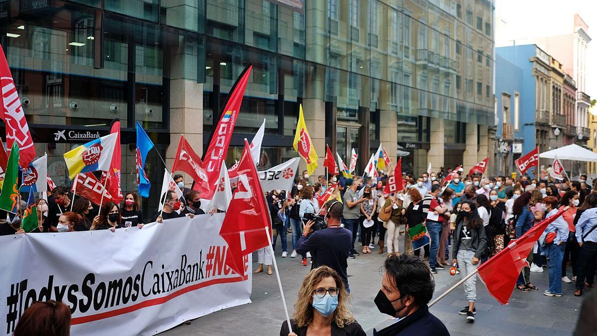 Unas 300 personas protestan en Gran Canaria contra el ERE de CaixaBank | JOSÉ CARLOS GUERRA