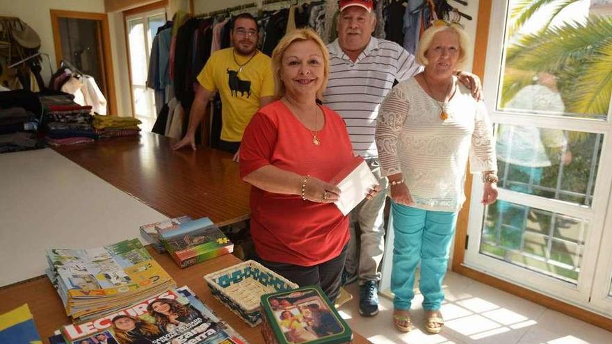 María del Carmen Pérez, junto a varios colaboradores de la asociación. // Gustavo Santos