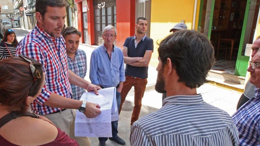 El alcalde José López y el aparejador Daniel Órrea, este mediodía, con hosteleros y vecinos de la Zona dos Viños. // Bernabé / Cris M.V.