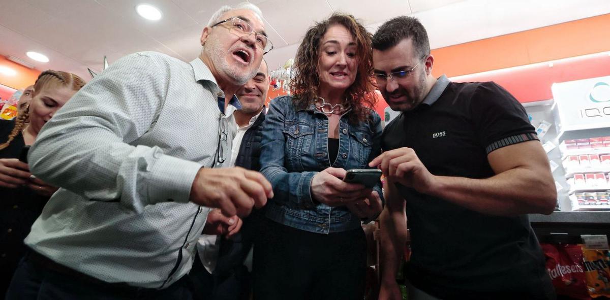 Desde la izquierda, José Miguel, Miriam y Aarón González en el instante de conocer que vendieron el Gordo. | | M. PISACA