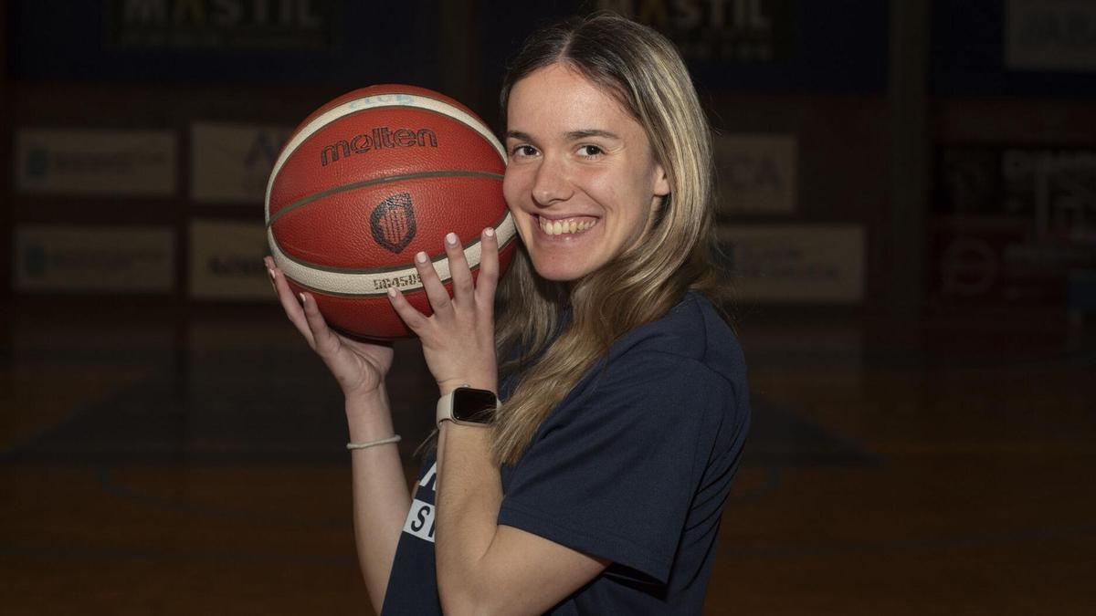 Nevena Dimitrijevic sostiene un balón antes de un entrenamiento con Maristas.