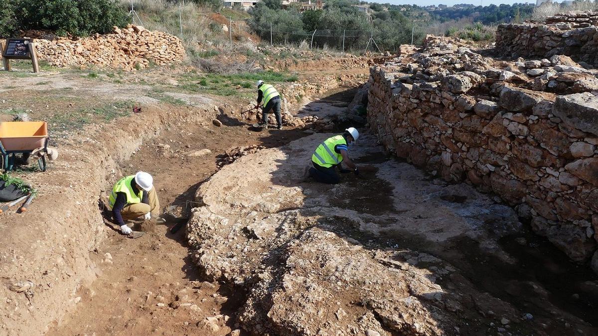 Los trabajos previstos en esta nueva acción servirán para examinar los restos encontrados de dos muros de los siglos II y IV, situados en paralelo en la muralla principal.