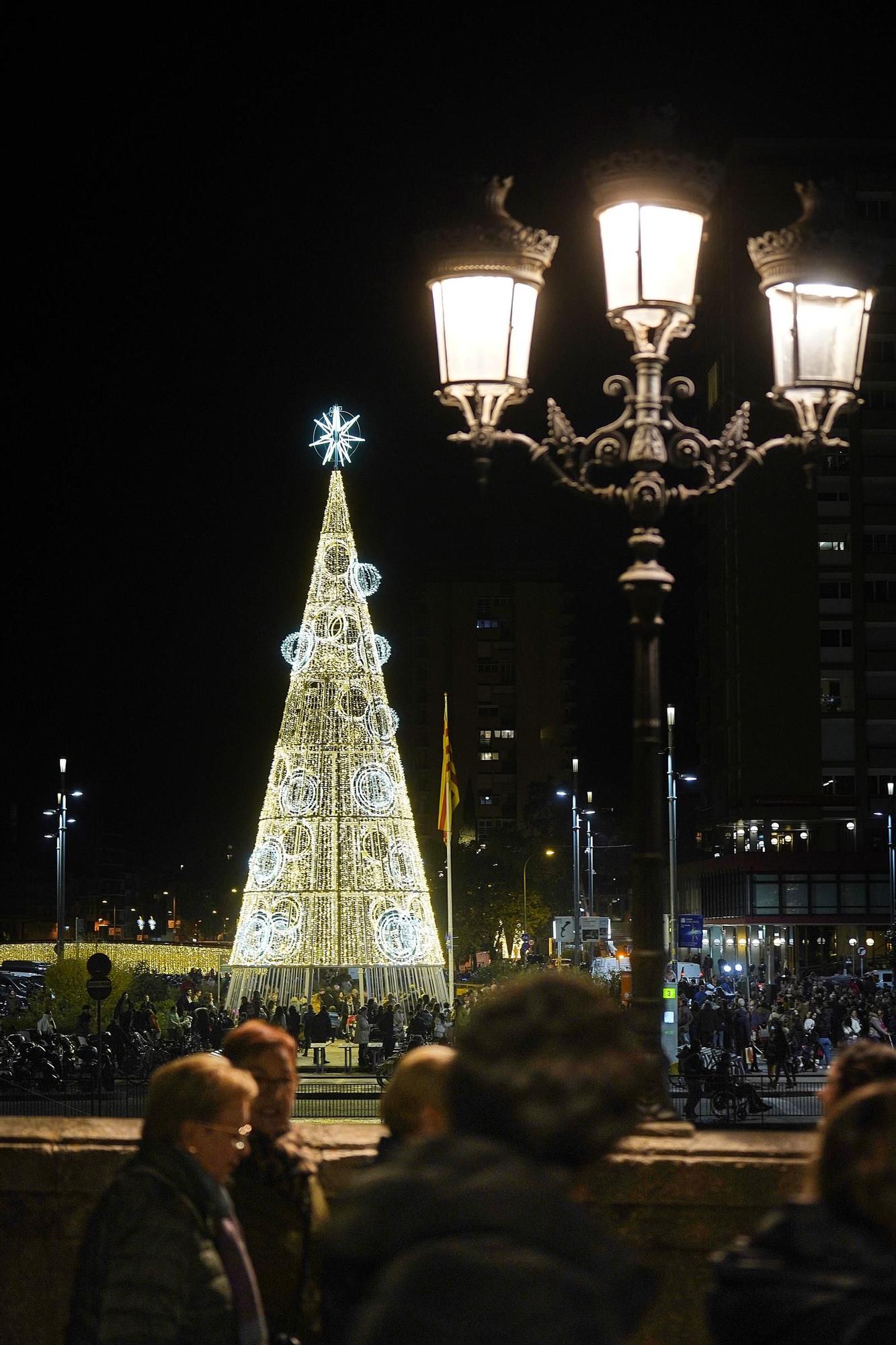 Galeria d'imatges: La tradicional encesa de l’arbre de Nadal de la plaça Catalunya acapara l’expectació de grans i petits