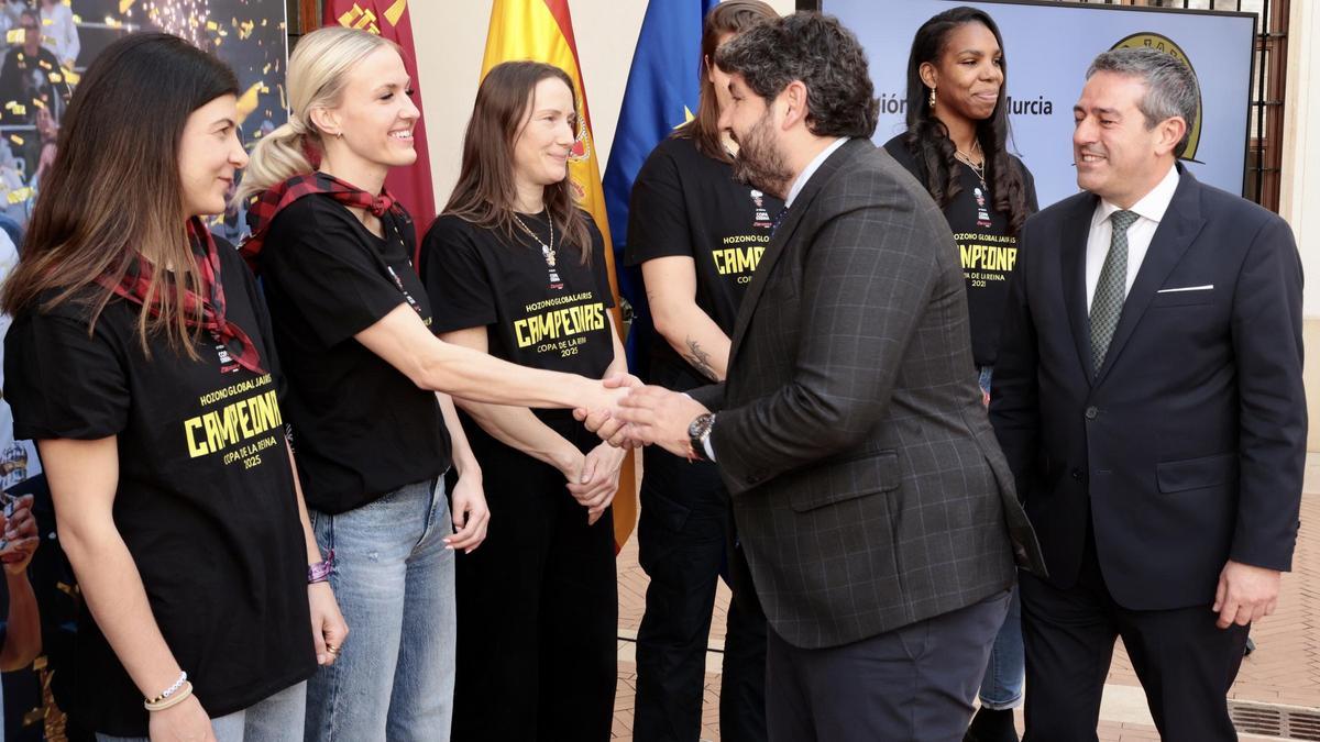 Las imágenes del recibimiento de honor a las jugadoras del Hozono Global Jairis