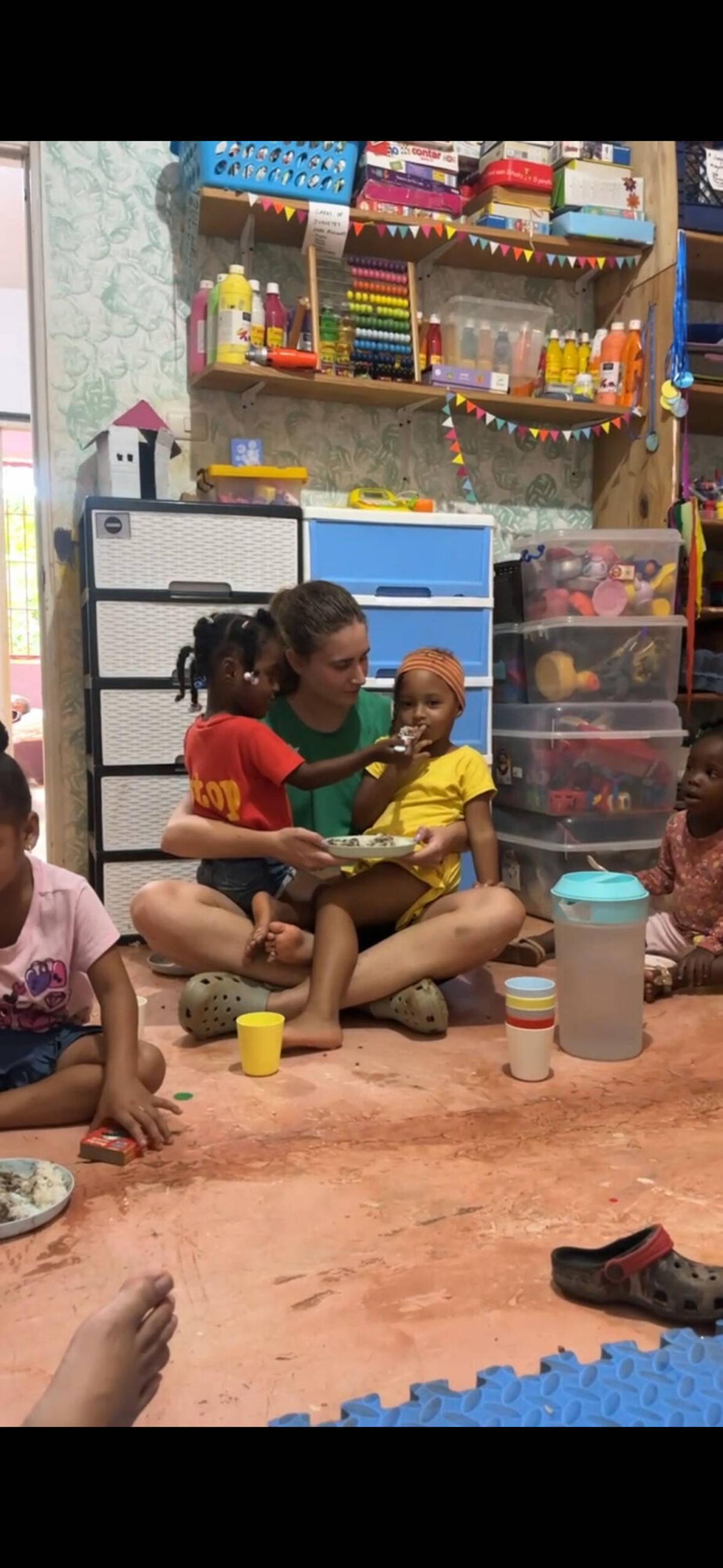 Imatges del voluntariat de Tiana Catany, d'Artés, en una escola de la República Dominicana Imatges del voluntariat de Tiana Catany, d'Artés, en una escola de la República Dominicana