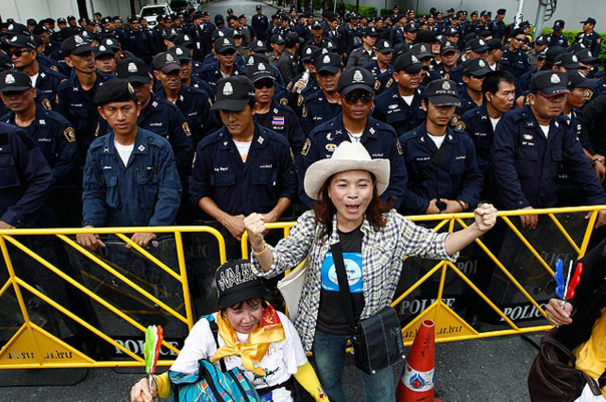 Policies de Tailàndia vigilen durant una protesta convocada a Bangkok pels ’camises grogues’ contra la llei de reconciliació nacional.