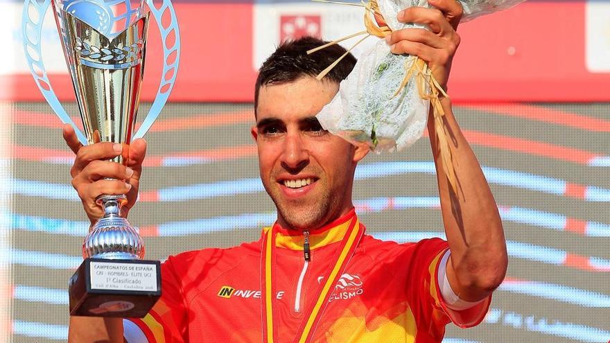 Castroviejo, en el podio tras ganar la contrarreloj del campeonato de España.