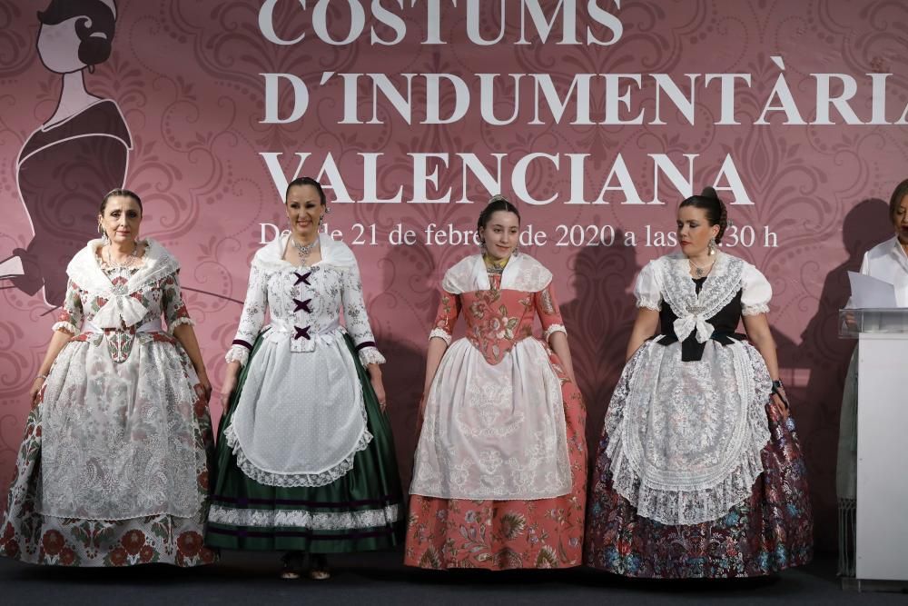 Desfile benéfico de indumentaria valenciana de Albaes en Nuevo Centro