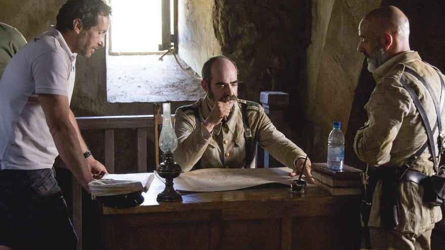 Salvador Calvo, a la izquierda, con los actores gallegos Luis Tosar y Javier Gutiérrez, en un momento del rodaje de &#039;1898. Los últimos de Filipinas&#039;.