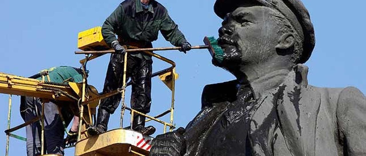 Un trabajador lava y limpia una estatua de Vladimir Lenin, en Krasnoyarsk (Rusia) ante la inminencia del 141º aniversario de su nacimiento.