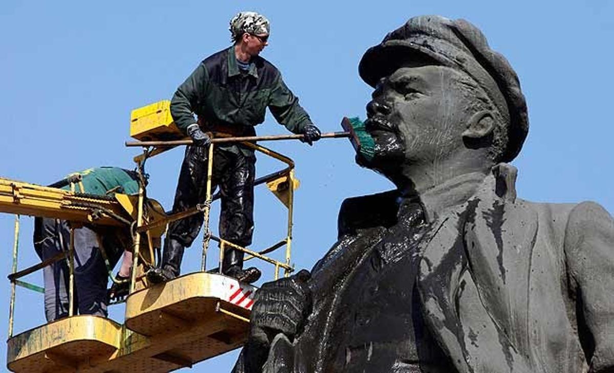 Un trabajador lava y limpia una estatua de Vladimir Lenin, en Krasnoyarsk (Rusia).