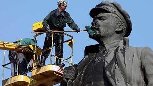 Un trabajador lava y limpia una estatua de Vladimir Lenin, en Krasnoyarsk (Rusia).