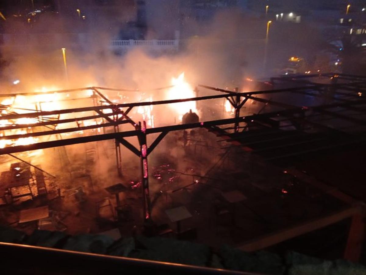 Incendio en terrazas de Puerto Santiago