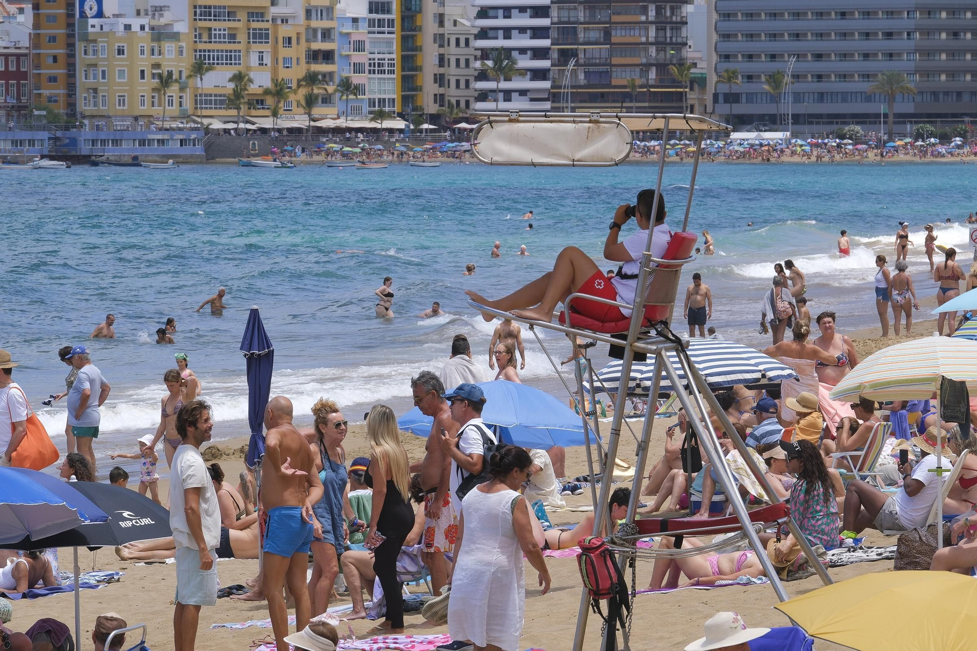 La Playa de Las Canteras se llena por San Juan