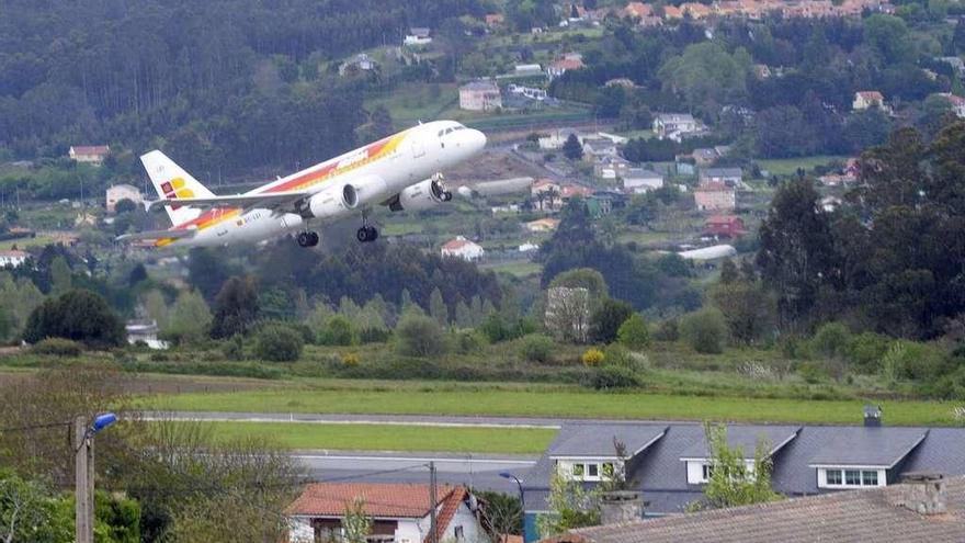 Un vuelo despega de la pista de Alvedro.