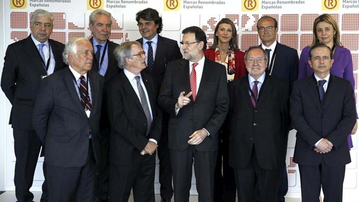 Rajoy, en la foto de familia con los participantes en el Foro de Marcas Renombradas de España, en Barcelona, este jueves, 24 de abril.