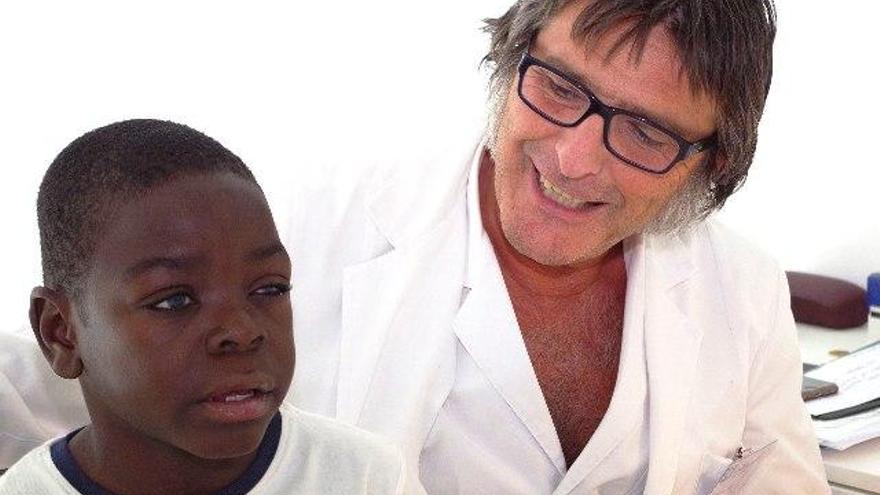 La Fundación La Arruzafa devuelve la visión a un niño guineano que nació ciego