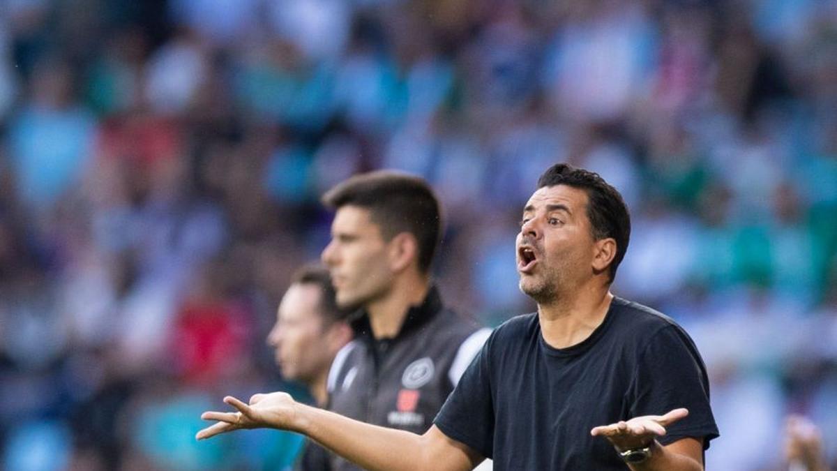 Míchel es queixa durant un moment del partit d'ahir a Balaídos