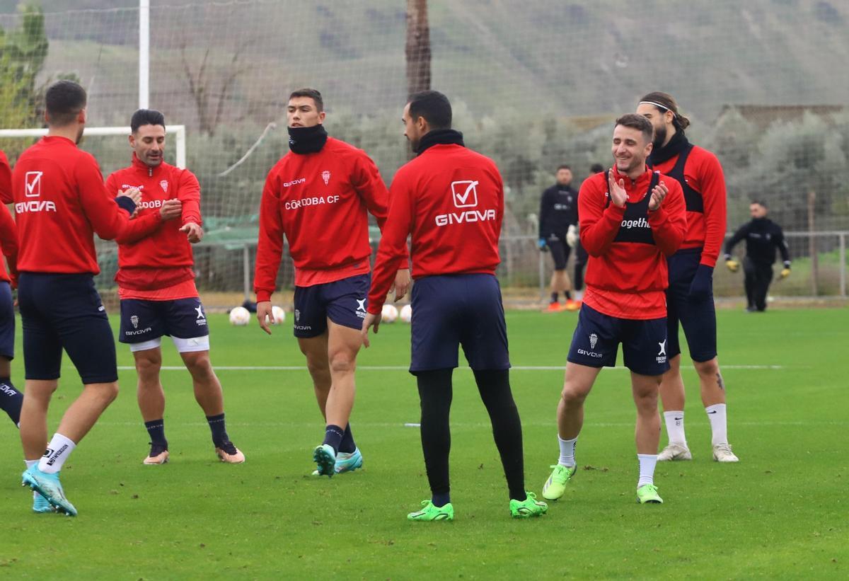 Ekaitz, a la derecha, durante el entreno del Córdoba CF en la Ciudad Deportiva, este lunes.