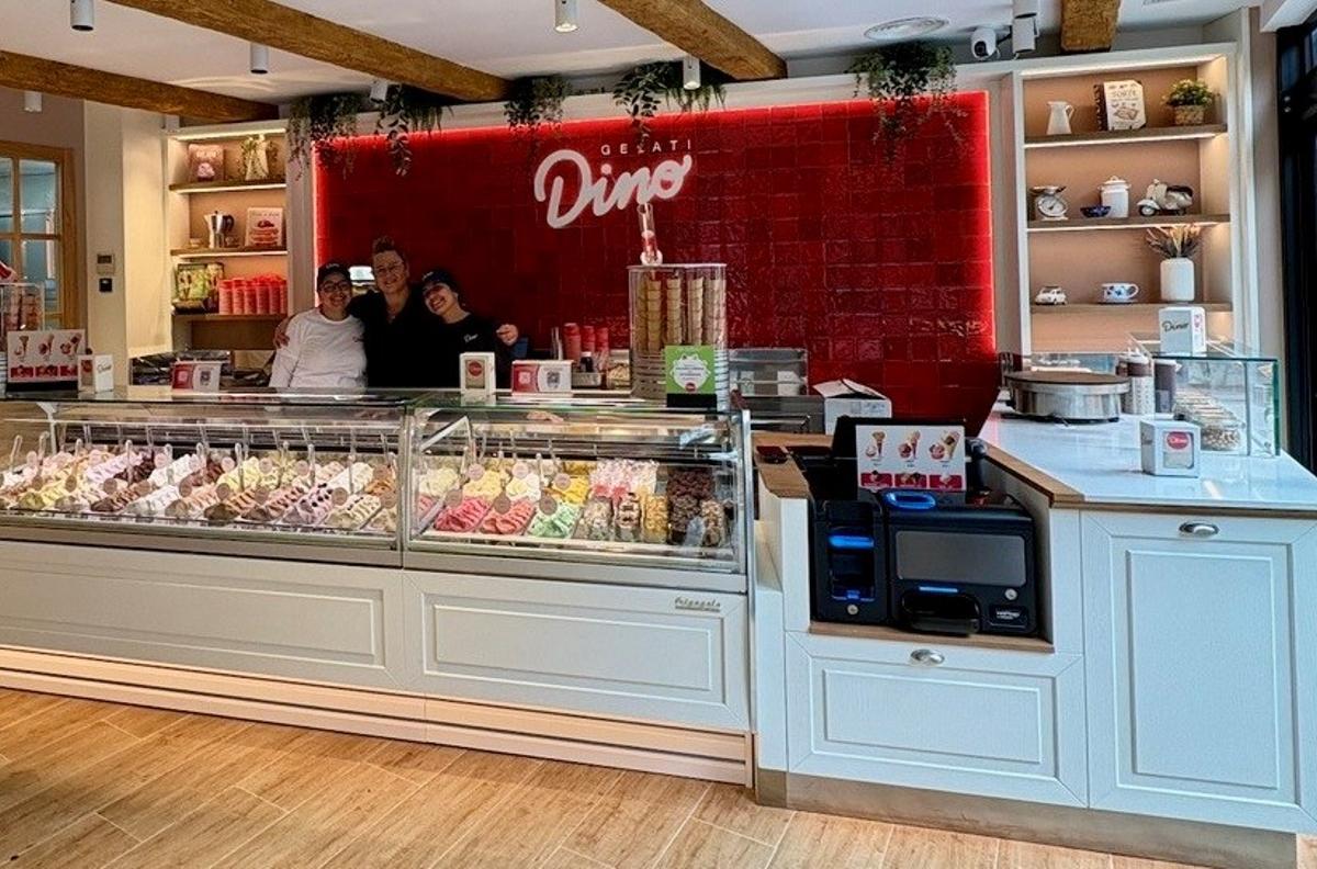 L’interior de la gelateria que Gelati Dino ha renovat al barri de Sants, a Barcelona.