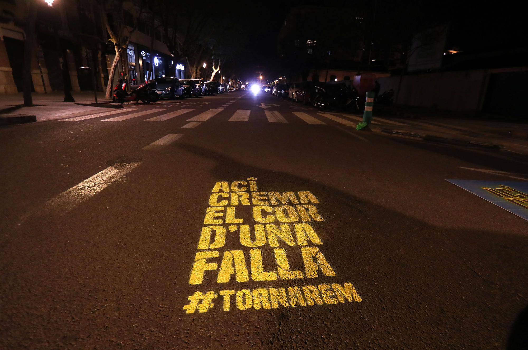 Así ha sido la pintada de Fallas en las calles de València