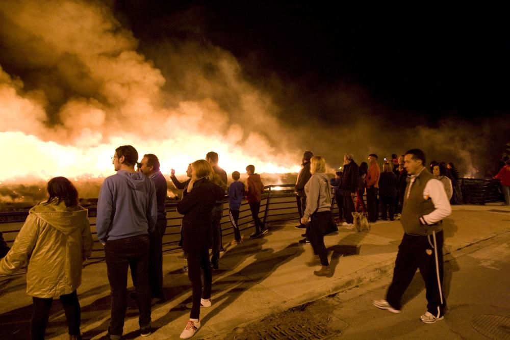 Un incendio obliga a desalojar el camping de Almenara