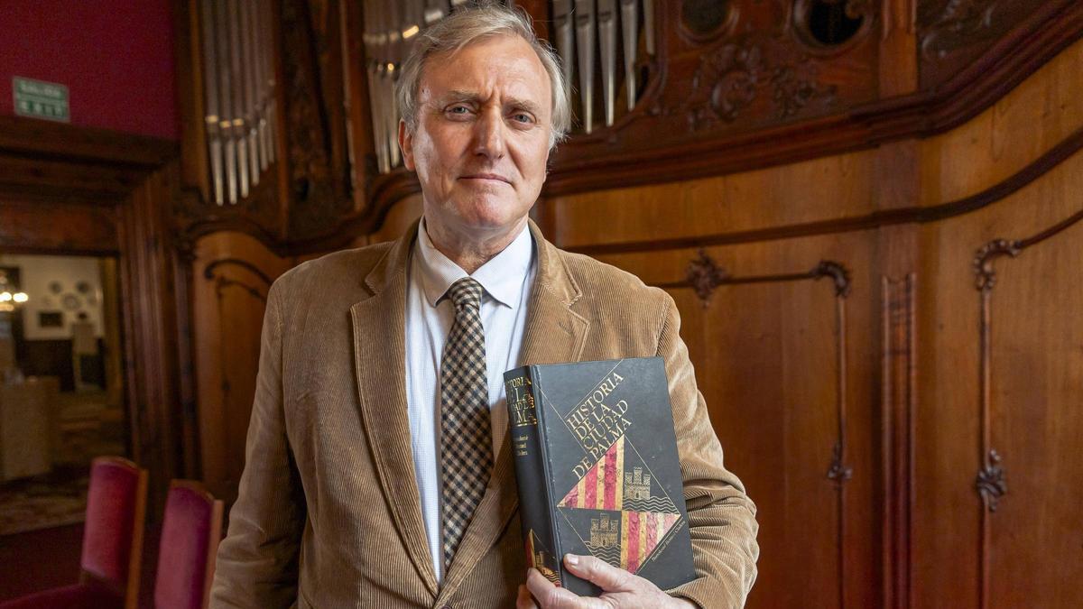 Bartomeu Cladera posa con su libro en la sala de música de Can Balaguer.