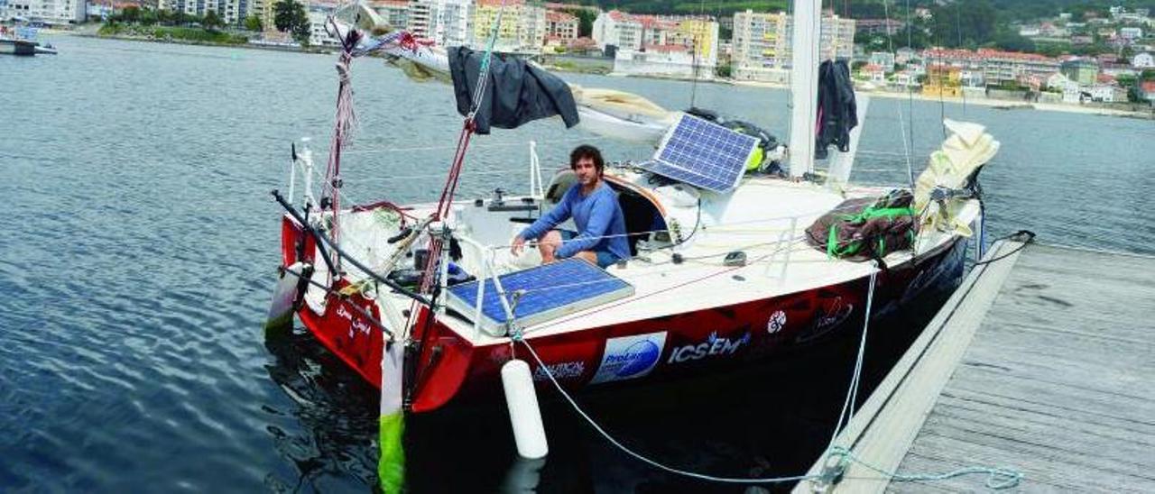 Diego Hervella, en su embarcación, en su visita a Sanxenxo el pasado año. |  // FDV