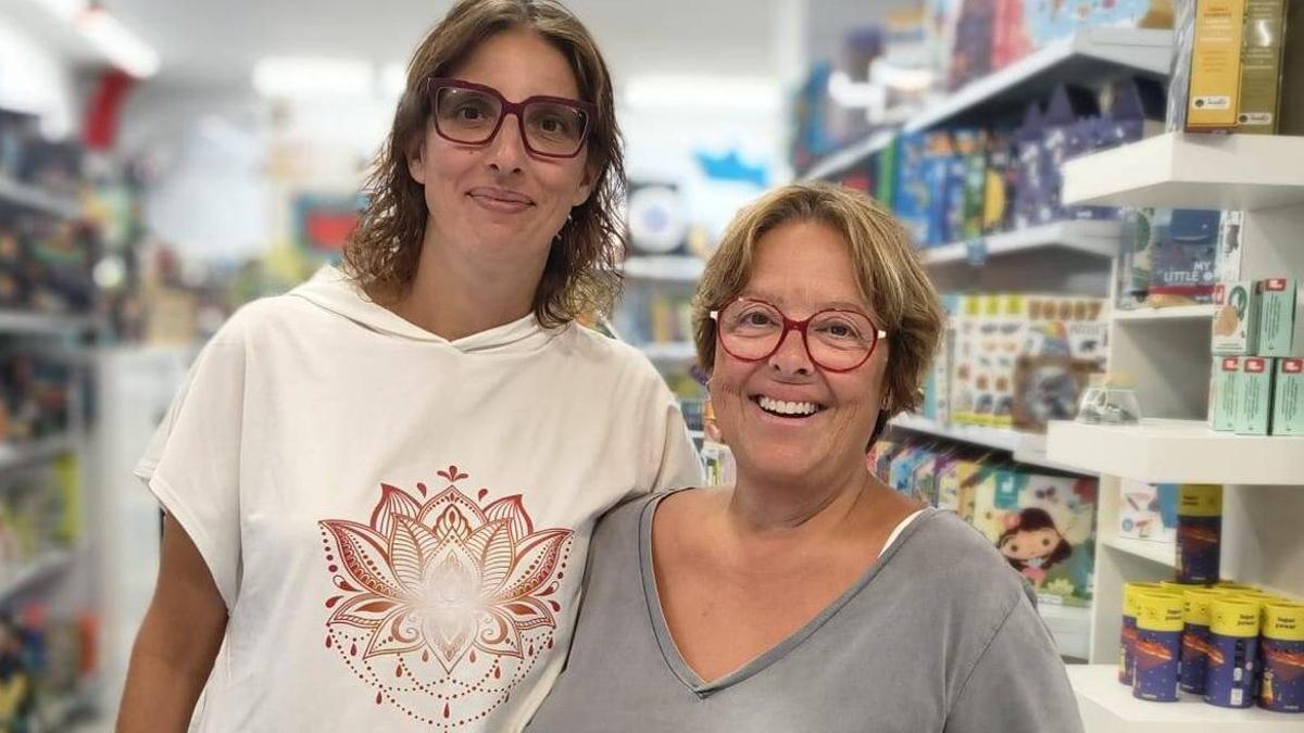 Sandra Muñiz y Cristina Bordas trabajan para traer a Ibiza novedades en materiales pedagógicos y literatura. | FOTOS: BARCO DE PAPEL