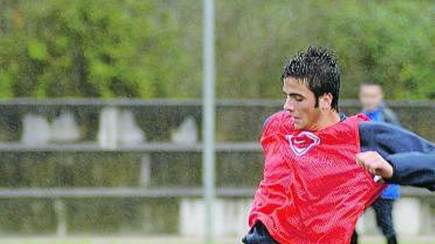 Pelayo controla el balón en un entrenamiento.