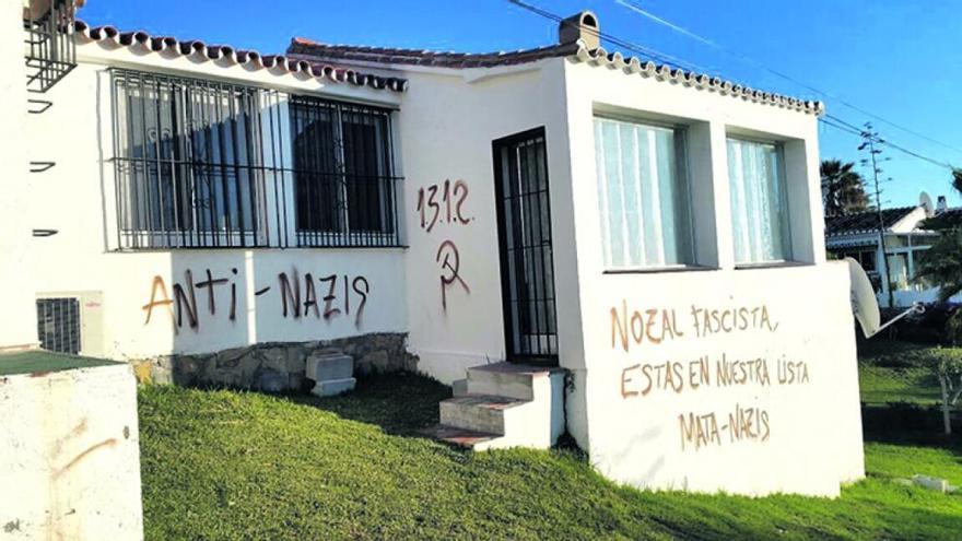 Pintadas aparecidas en Mijas, en las que se leen duras amenazas al alcalde de Mijas, Ángel Nozal.