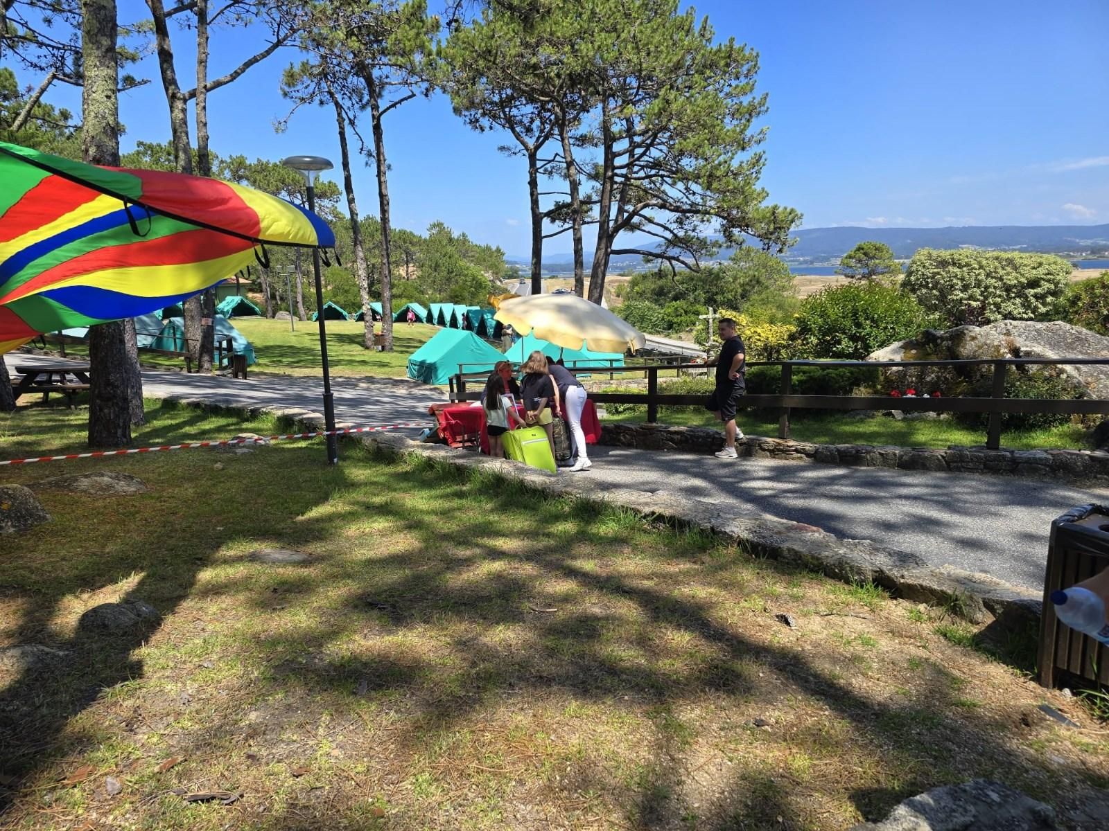 El primero de los once turnos previstos, con 140 niños, ya está en el centro vacacional de A Lanzada.