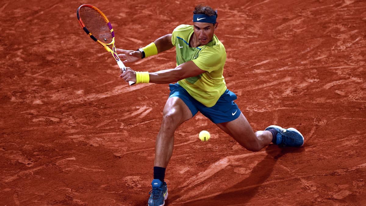 Nadal persigue la pelota en la semifinal contra Zverev.