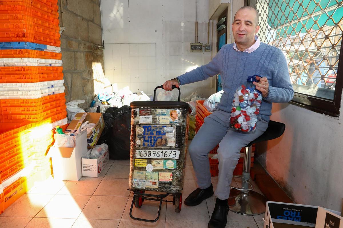 Cada día Hugo recoge tapones para ayudar a otras personas con discapacidad.