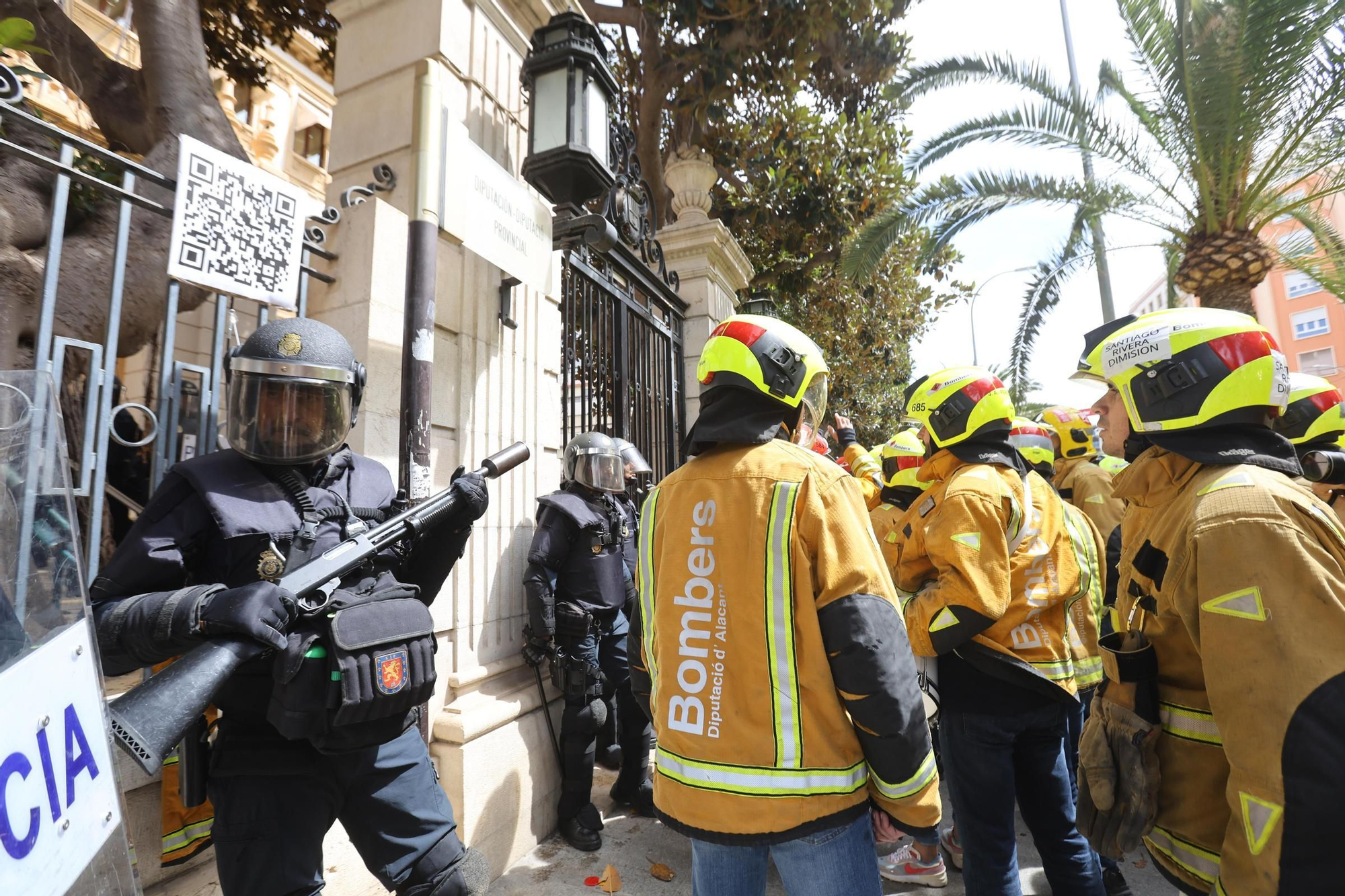 Protesta de los bomberos frente a la Diputación de Alicante