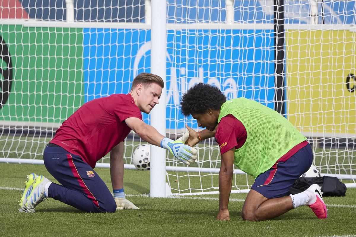 Ter Stegen y Adeyemi, los dos alemanes, en uno de los últimos entrenamientos compartidos en el stage del Barça en Birmingham.