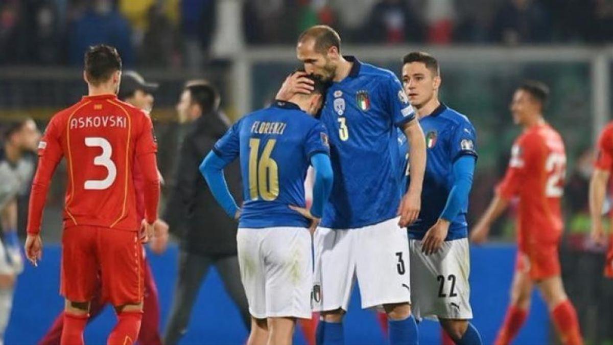 Mancini consuela a Florenzi tras la debacle contra Macedonia.